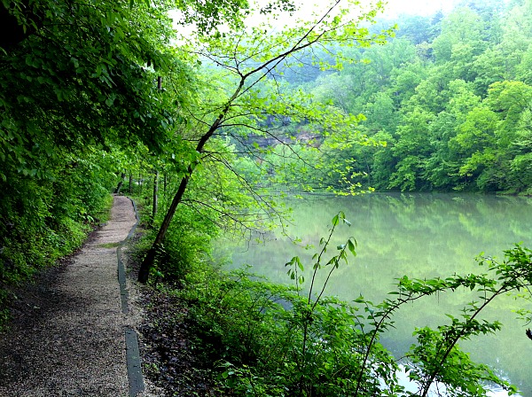 Natural Bridge State Resort Park hiking to the arch